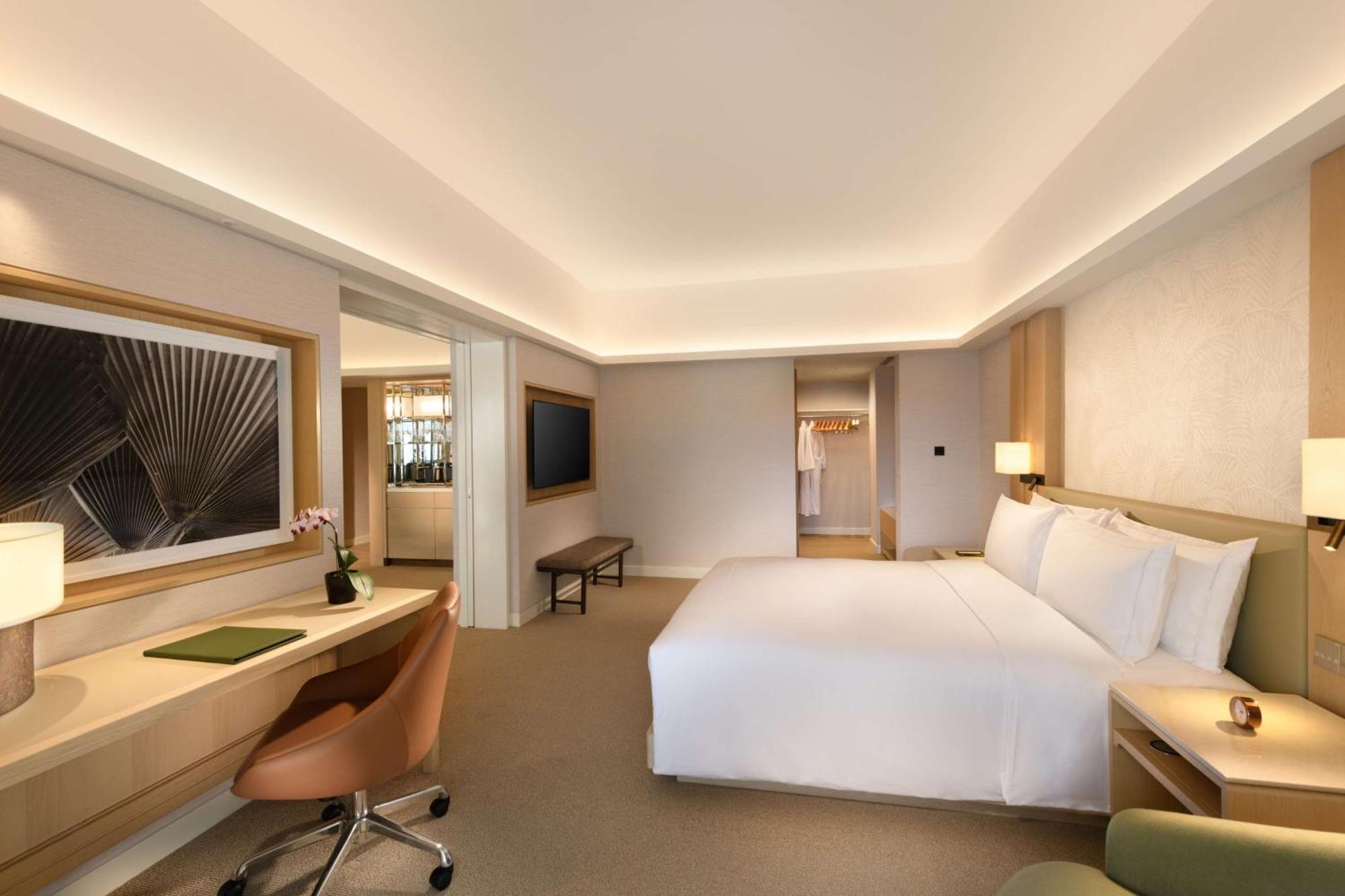 Deluxe King Suite with Balcony and Lounge Access,1534450357:JPEG