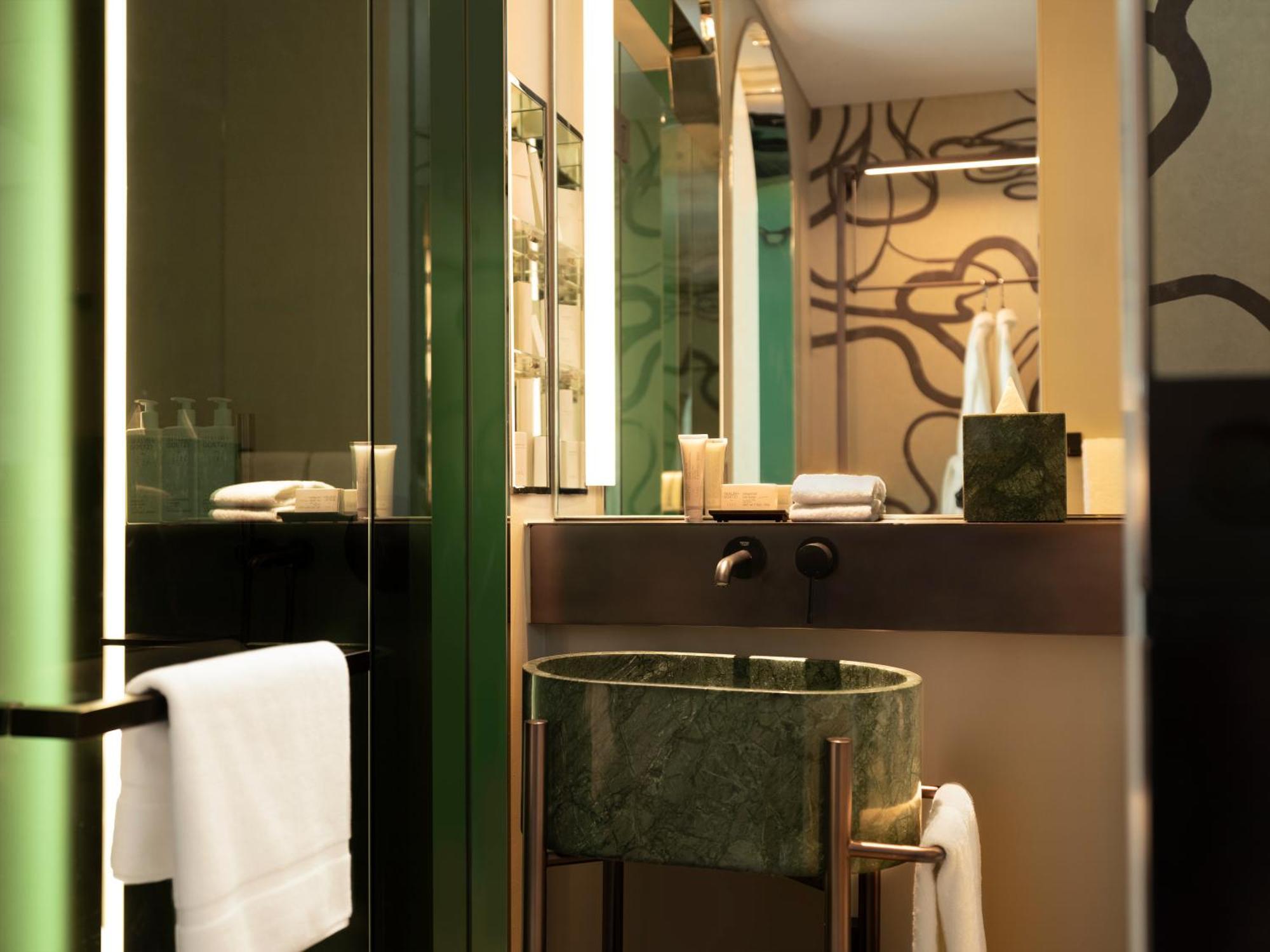 Executive King Club Benefits High Floor
