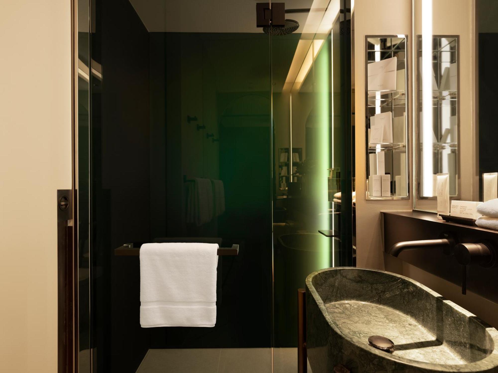 Executive King Club Benefits High Floor