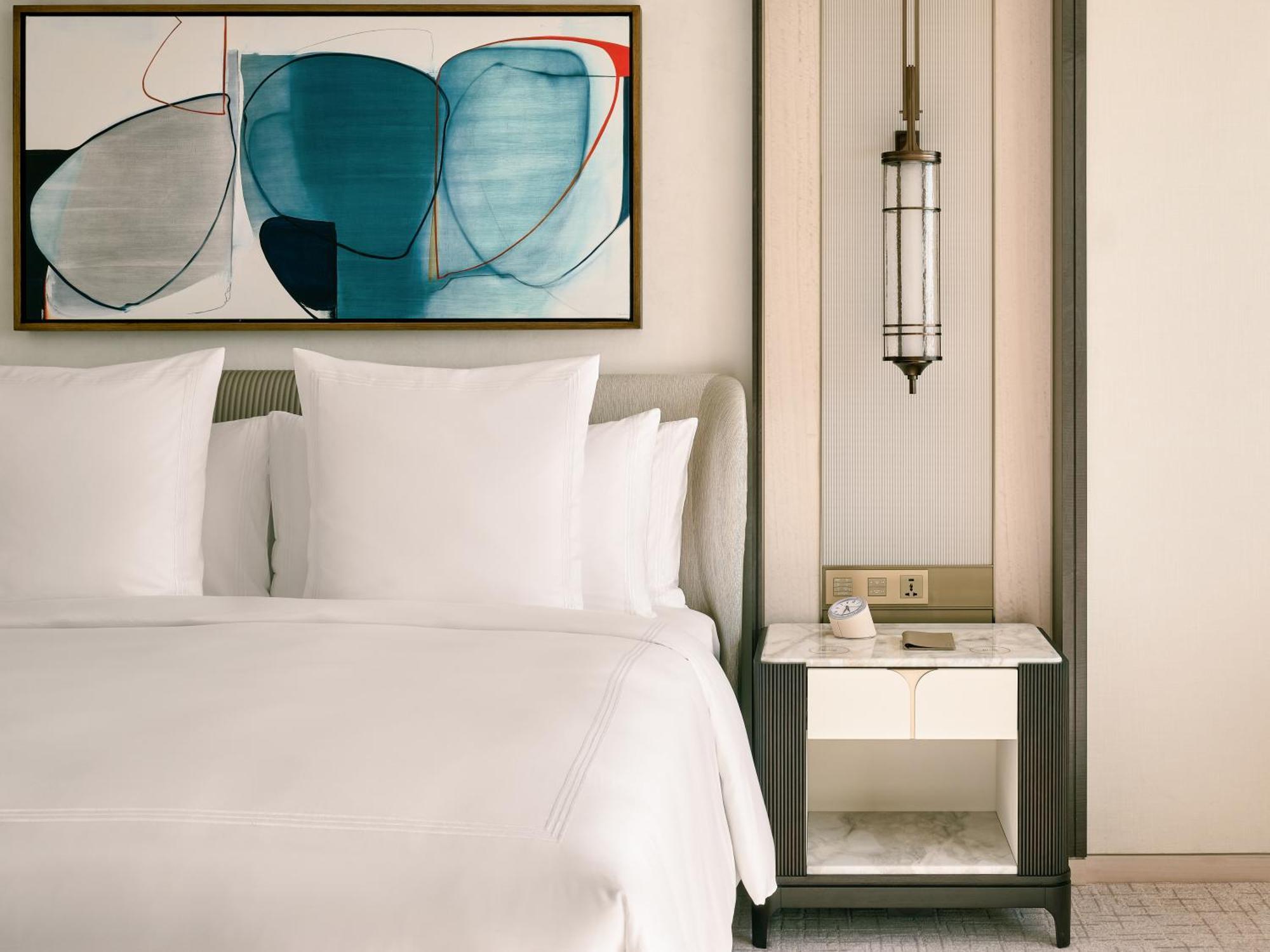 Paiza Signature Suite King City View