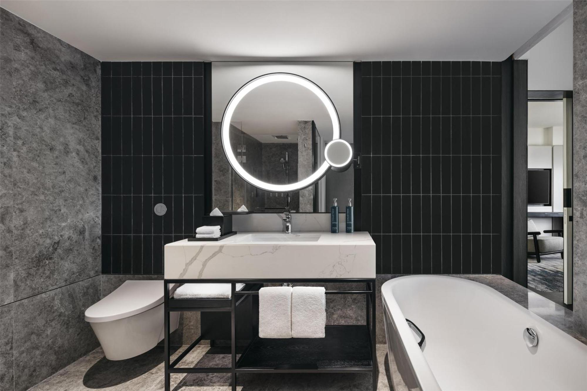 Deluxe King Suite,1673927419:JPEG