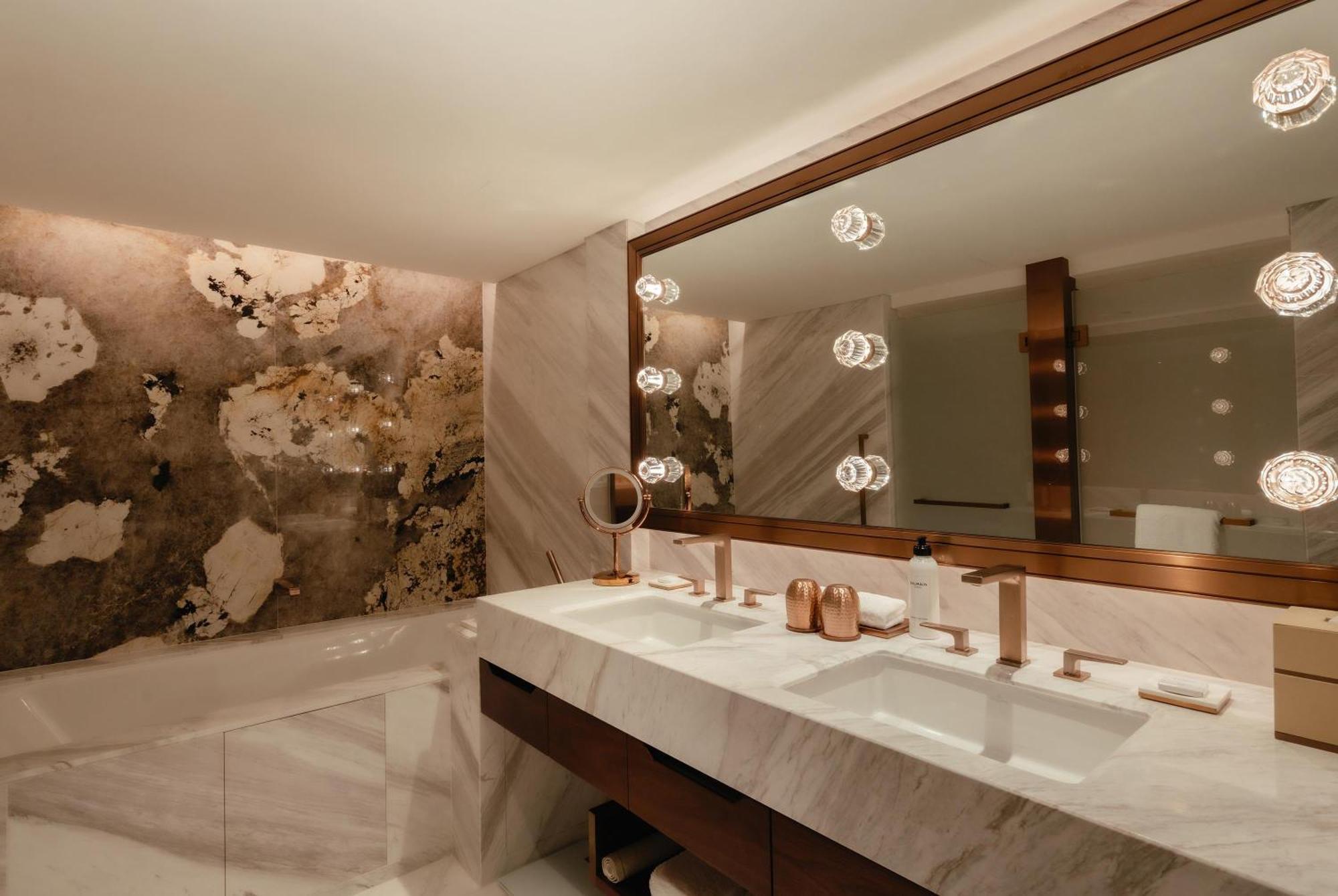 Deluxe King Room Club Access