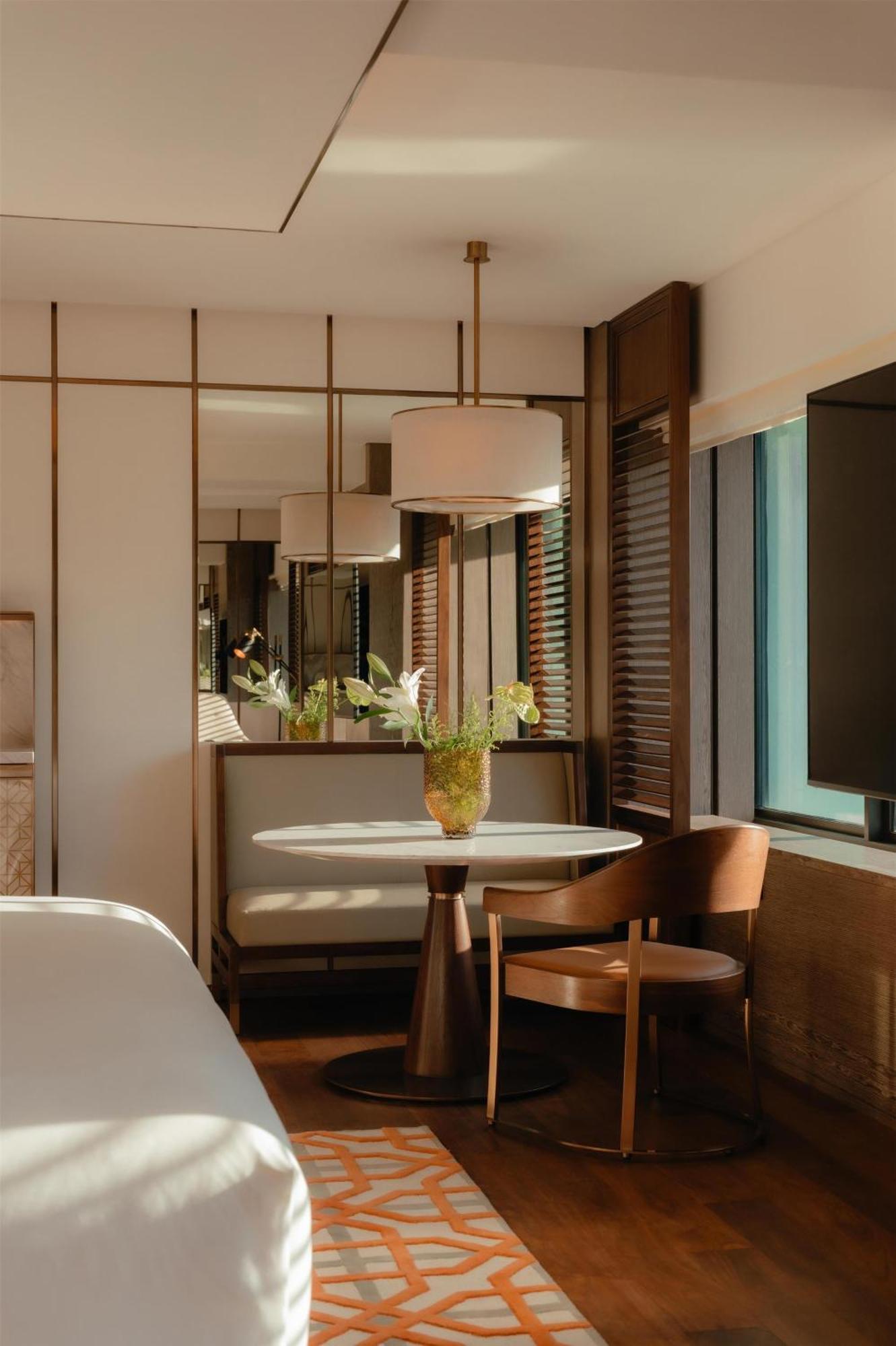 Deluxe King Room Club Access