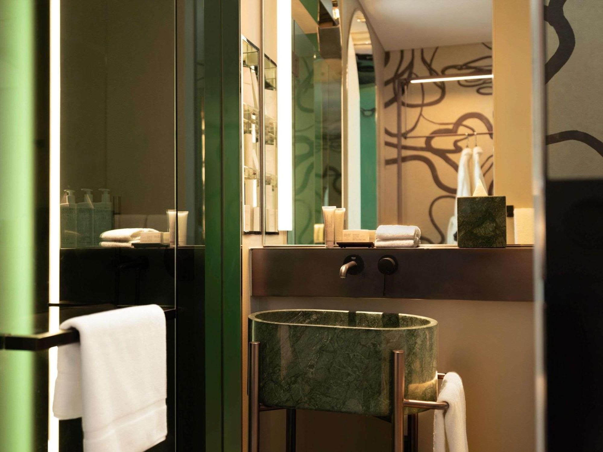 Executive King Club Benefits High Floor
